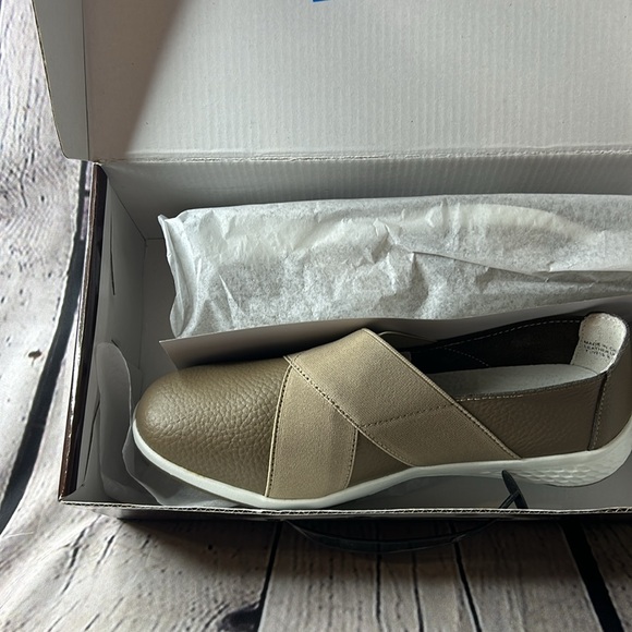 NWT Wanderlust taupe/taupe leather Dolly slip on loafers size 8 wide.never worn - Picture 3 of 8